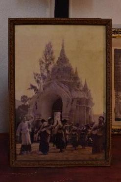 กรอบรูปเก่า "ฟ้อนเข้าวัด"