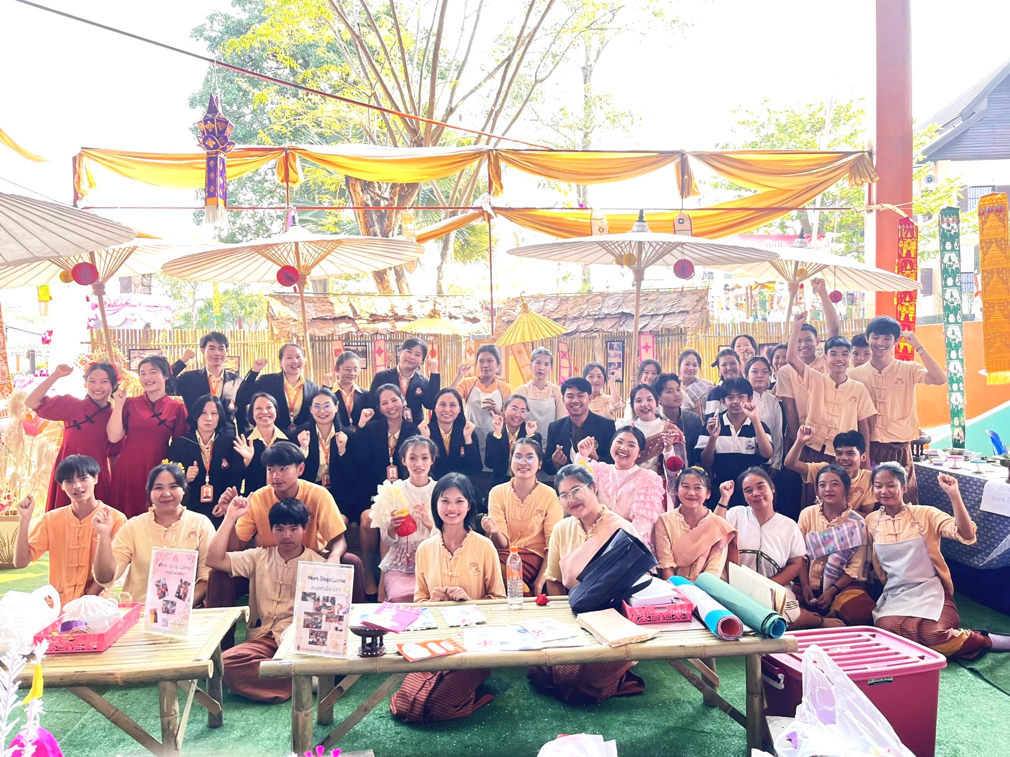 ภาพประกอบ: จัดแสดงนิทรรศการและการสาธิตภูมิปัญญาท้องถิ่นล้านนา ณ หอประชุมร่มฟ้าดารารัศมิ์ โรงเรียนแม่ริมวิทยาคม