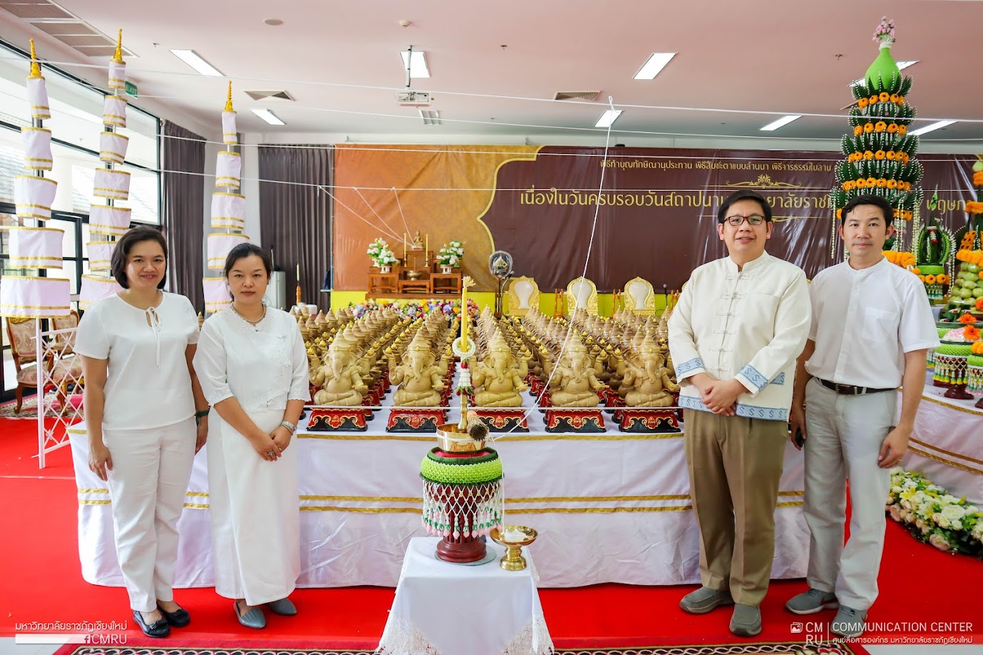 ภาพประกอบ: พิธีเทวาภิเษก (อารตีไฟ) องค์พระพิฆเนศวรสร้างจากมวลสารดอกไม้มหามงคล 100 องค์ เนื่องในโอกาสเฉลิมฉลองครบรอบ 100 ปี มหาวิทยาลัยราชภัฏเชียงใหม่