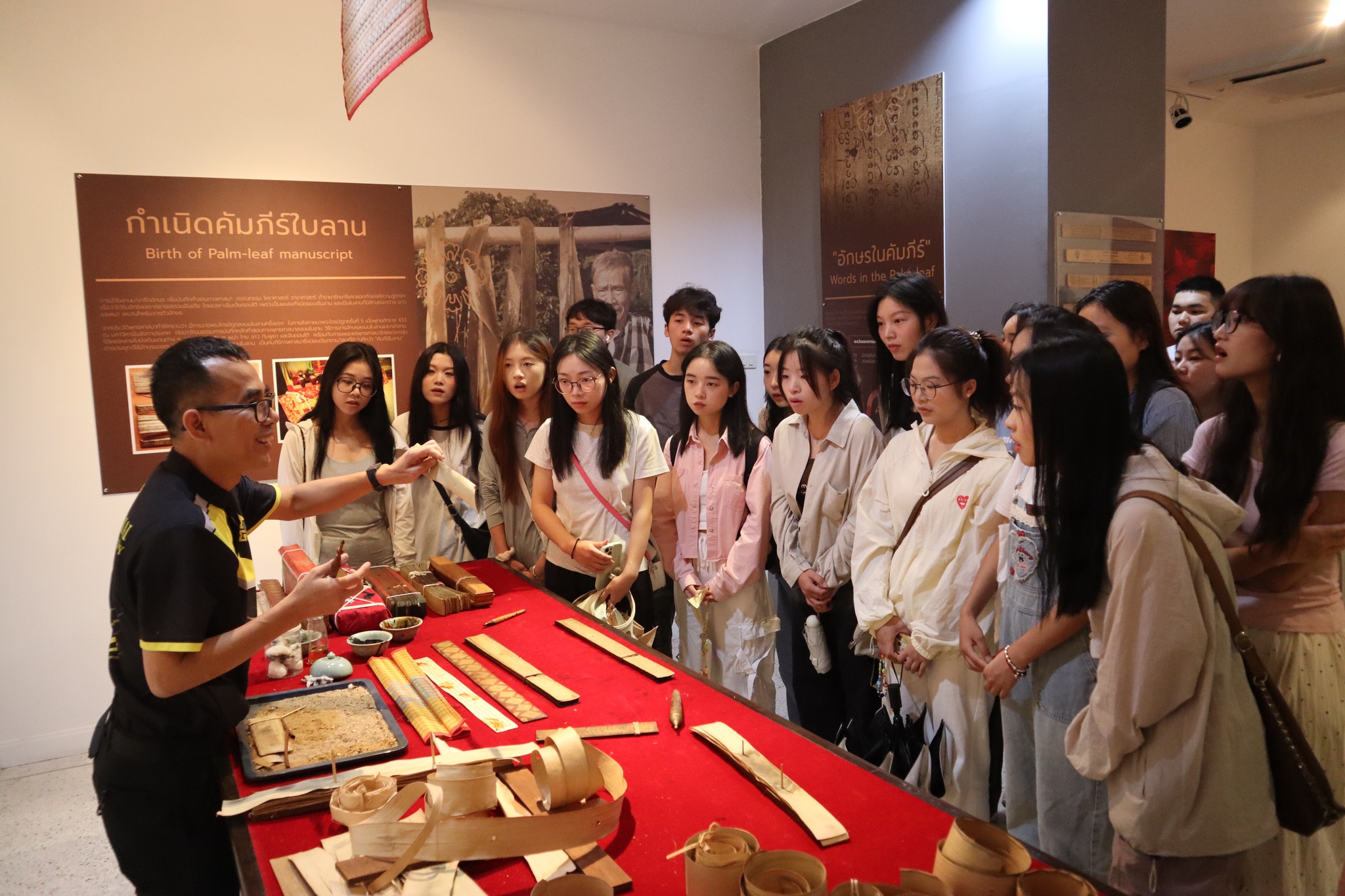 ภาพประกอบ: นักศึกษาโครงการความร่วมมือจาก Guangxi Normal University และ Guizhou Minzu University ประเทศสาธารณรัฐประชาชนจีน ได้เข้าเยี่ยมชมสำนักศิลปะและวัฒนธรรม