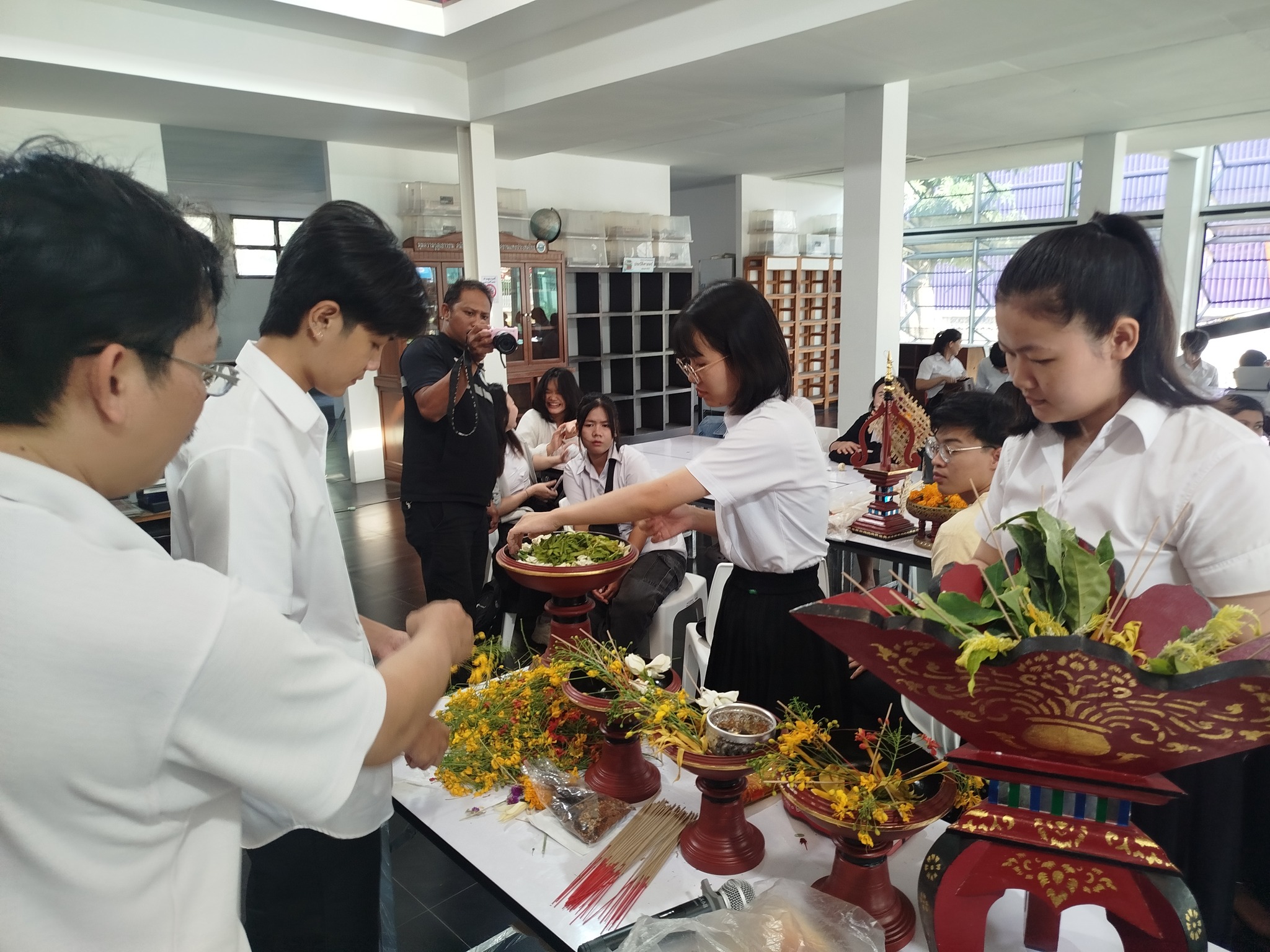 ภาพประกอบ: กิจกรรมการอบรมเชิงปฏิบัติการ "การจัดทำเครื่องสักการะบูชาในประเพณีล้านนา”