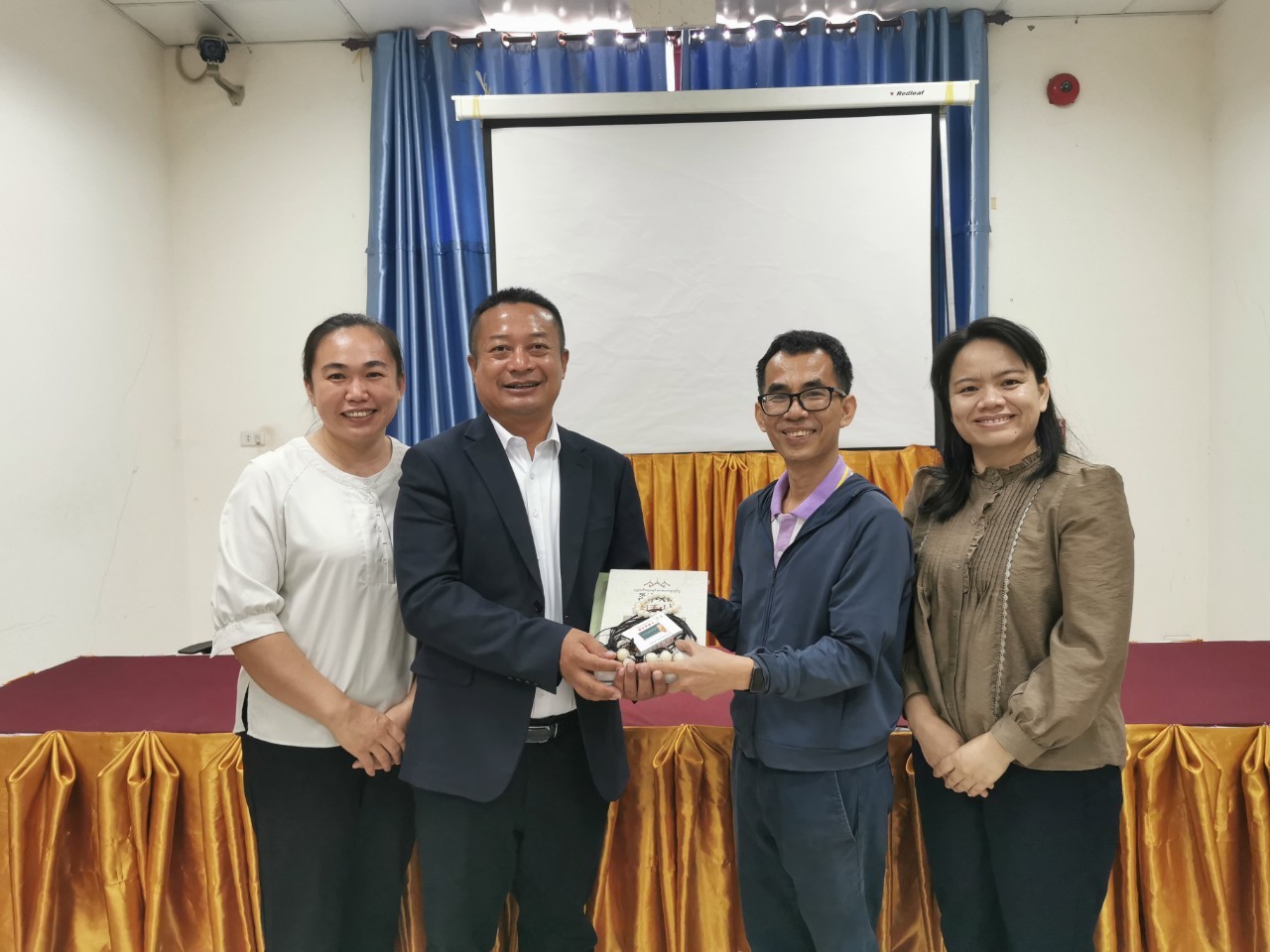 ภาพประกอบ: การประชุมเชิงปฏิบัติการ เรื่อง “The culture of wrapping cloth and storing ancient documents (Palm- leaf Manuscripts)”