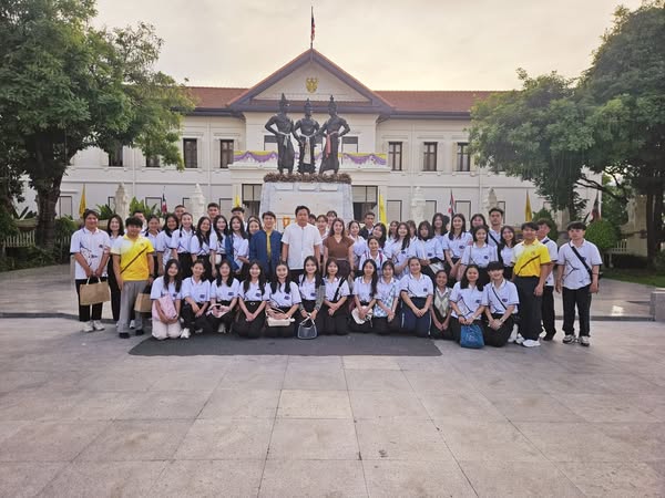 ภาพประกอบ: ร่วมพิธีเปิดงานรถโบราณ และนิทรรศการครูบาเจ้าศรีวิชัยบุคคลสำคัญของโลก พร้อมชมการแสดงด้านศิลปวัฒนธรรม หนังกลางแปลงเรื่อง “พระศรีวิไชย” และร่วมรับฟังพระธรรมเทศนา โดย พระครูธีรสุตพจน์,ดร. เจ้าอาวาสวัดผาลาด