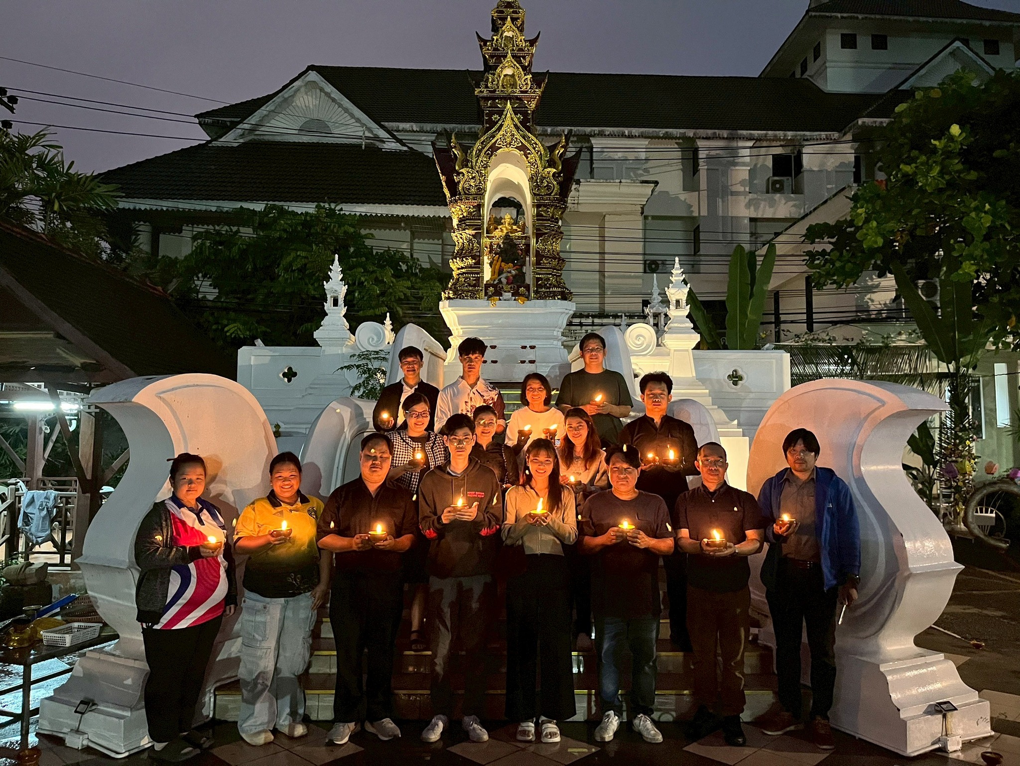 ภาพประกอบ: ราชภัฏเชียงใหม่ ร่วมใจจุดผางประทีป 399 ดวง ถวายเป็นพระราชกุศล น้อมรำลึกถึงพระมหากรุณาธิคุณสมเด็จพระนางเจ้าสิริกิติ์ พระบรมราชินีนาถ พระบรมราชชนนีพันปีหลวง และสืบฮีตสานฮอยประเพณียี่เป็งล้านนา