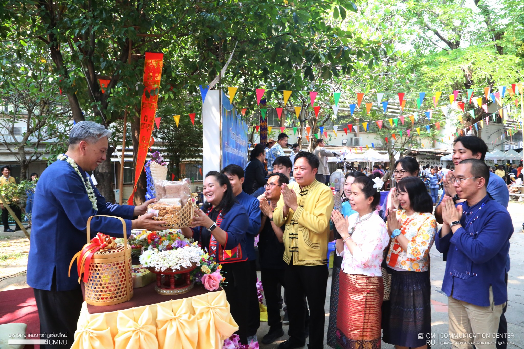 ภาพประกอบ: คณะผู้บริหารและบุคลากรสำนักฯ ร่วมพิธีสระเกล้าดำหัวผู้บริหารมหาวิทยาลัยราชภัฏเชียงใหม่