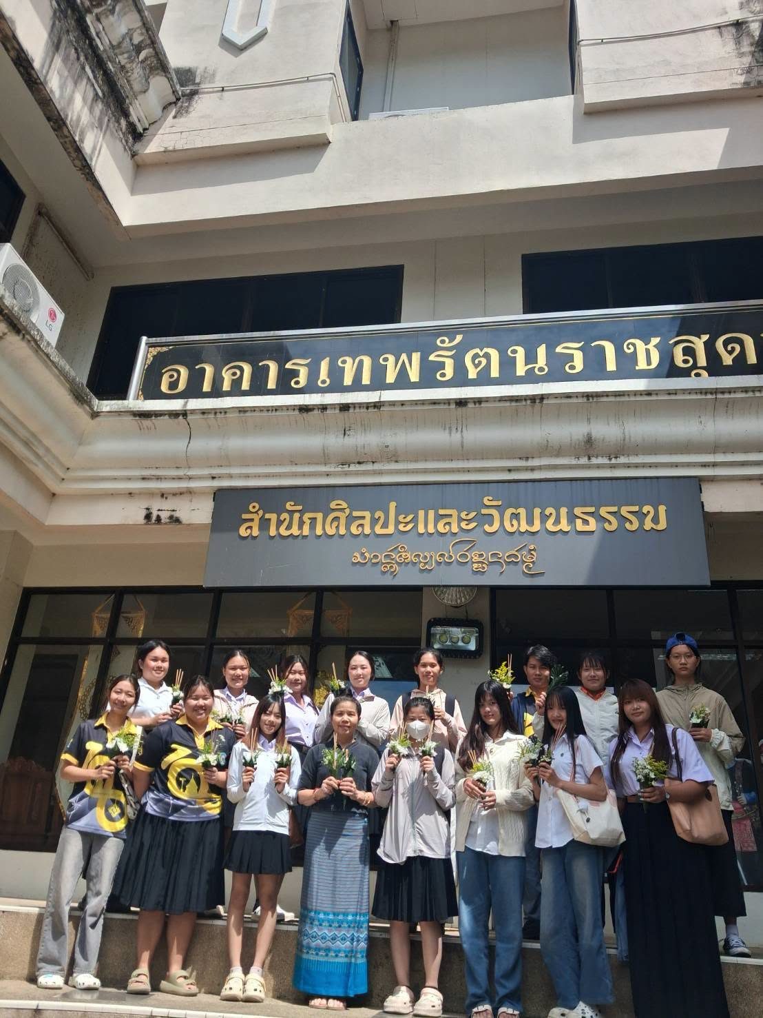 ภาพ: สำนักศิลปะฯ ม.ราชภัฏเชียงใหม่ จัดโครงการ 1 นักศึกษา 1 ศิลปวัฒนธรรม หลักสูตร 'การประดิษฐ์สวยดอกแบบล้านนา'